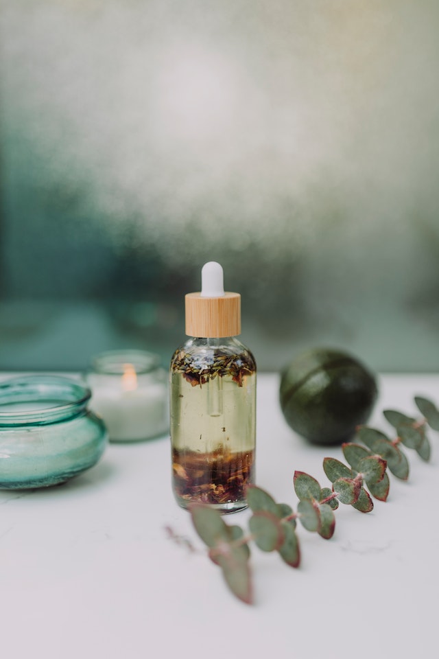 Odkryj zalety aromaterapii z olejkami eterycznymi